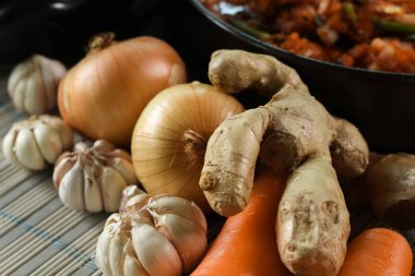 Kimçi, Kore mutfağı ünlü meze, geleneksel meze ve fermente edilmiş sebze, lahana ve turp, baharatlı ve kokulu baharatlar elma veya armut, soğan, sarımsak, zencefil, bahar, soğan ve mantar da dahil..