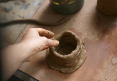 Seramik pervazlar, çömlek hamurları ıslak toprak ve yüksek sıcaklıkta ısıtılmış hamur kullanımı. Kalıba dökmek ve esrar yaratmak 3 boyutlu bir sanattır.