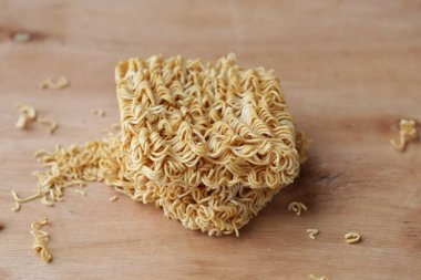 Çıtır çıtır ve kuru hazır erişte. Ahşap palette pişmemiş ve sağlıksız kurutulmuş erişte..