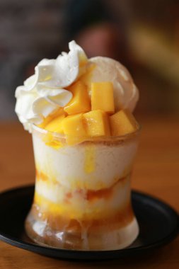 Tatlı sarı mango bingsu, modern Kore soğuk tatlısı ya da Kore dondurması. Lezzetli ve ünlü yaz tatlısı.