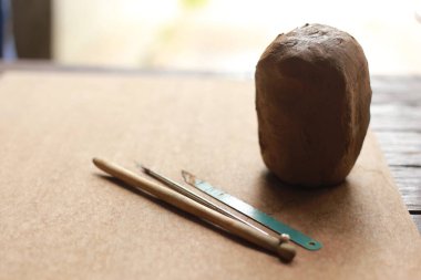 Seramik pervazlar, çömlek hamurları ıslak toprak ve yüksek sıcaklıkta ısıtılmış hamur kullanımı. Kalıba dökmek ve esrar yaratmak 3 boyutlu bir sanattır.