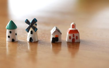 Küçük bir ev, küçük bir yel değirmeni, küçük bir kule. Minyatür bir kasaba. Köy oyuncakları gibi, ahşap zeminde.