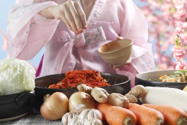 Kimchi hazırlıkları sırasında kadın ellerinin yakınlaştırılması. Kore mutfağının ünlü mezeleri, mayalanmış sebzeler, lahana, turp, baharatlı ve kokulu baharatlar elma, armut, soğan, sarımsak, zencefil ve taze soğan dahil.