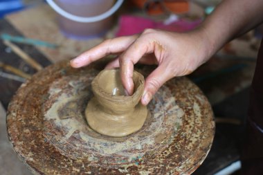 Seramik pervazlar, çömlek hamurları ıslak toprak ve yüksek sıcaklıkta ısıtılmış hamur kullanımı. Kalıba dökmek ve esrar yaratmak 3 boyutlu bir sanattır.