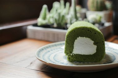 Yeşil çay rulosu, yeşil çay kibrit tatlısı, Japon tatlısı yumuşak ekmek ve kahve dükkanında tatlı kremalı.