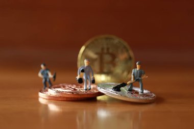Mühendislik işçisi para kazıyor ve iş ve endüstri konsepti olarak para ile çalışıyor. Altın, gümüş, bronz madeni para ile para kazanmak için çok çalışmak gibi.