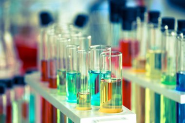 Kimyasal borular laboratuvarda geliştirme ve eczane ayarladı ve camlarda yeşil bokeh var.