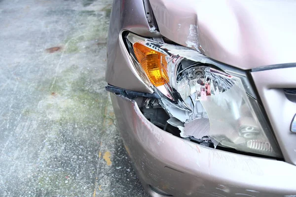 Luz Delantera Del Coche Marrón Dorado Está Rota Chocó Coche — Foto de Stock