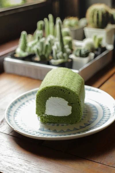 Yeşil çay rulosu, yeşil çay kibrit tatlısı, Japon tatlısı yumuşak ekmek ve kahve dükkanında tatlı kremalı.