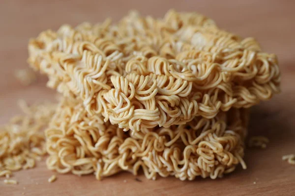 Çıtır çıtır ve kuru hazır erişte. Ahşap palette pişmemiş ve sağlıksız kurutulmuş erişte..