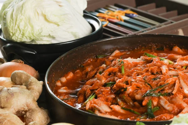 Kimçi, Kore mutfağı ünlü meze, geleneksel meze ve fermente edilmiş sebze, lahana ve turp, baharatlı ve kokulu baharatlar elma veya armut, soğan, sarımsak, zencefil, bahar, soğan ve mantar da dahil..