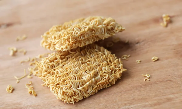 Çıtır çıtır ve kuru hazır erişte. Ahşap palette pişmemiş ve sağlıksız kurutulmuş erişte..