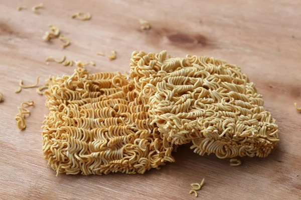 Çıtır çıtır ve kuru hazır erişte. Ahşap palette pişmemiş ve sağlıksız kurutulmuş erişte..