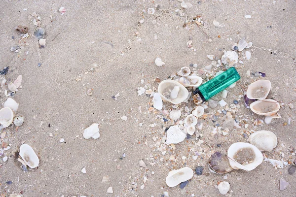 Lixo Lixo Deixado Areia Praia Suja Plástico Vidro Lixo Redução — Fotografia de Stock