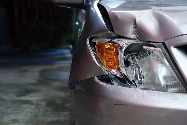 Feu Avant Voiture Est Cassé Une Voiture Écrasée Détruit Une — Photo