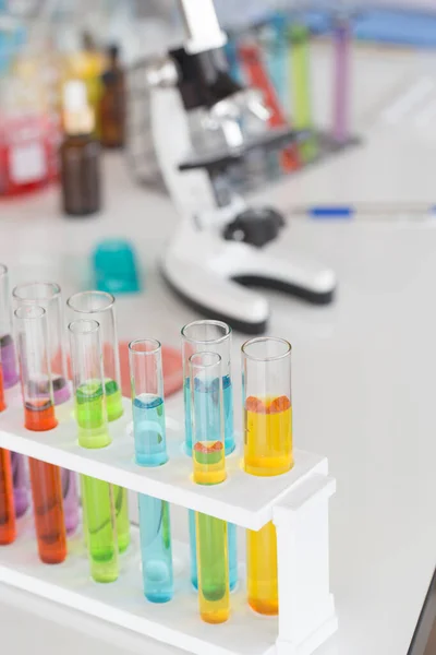 Kémiai Csövek Készlet Fejlesztés Gyógyszertár Laboratóriumi Zöld Bokeh Ablakon Keresztül — Stock Fotó