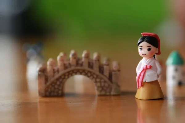 Poupée Coréenne Costume Traditionnel Hanbok Debout Devant Pont Rocheux Miniature — Photo