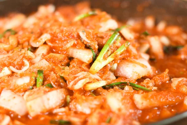 Kimçi, Kore mutfağı ünlü meze, geleneksel meze ve fermente edilmiş sebze, lahana ve turp, baharatlı ve kokulu baharatlar elma veya armut, soğan, sarımsak, zencefil, bahar, soğan ve mantar da dahil..