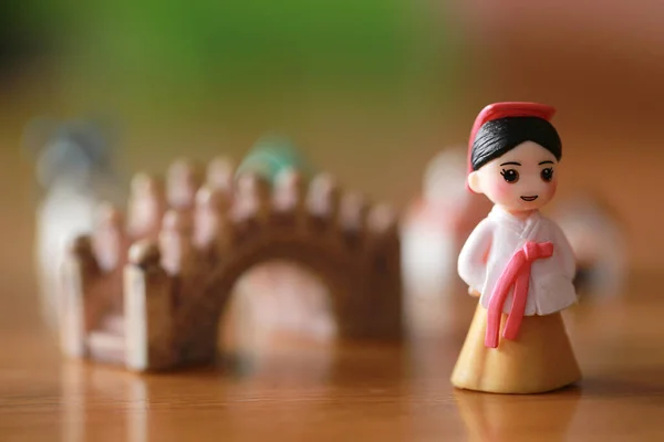 Корейська Жіноча Лялька Традиційному Вбранні Ханбок Стоїть Перед Кам Яним — стокове фото