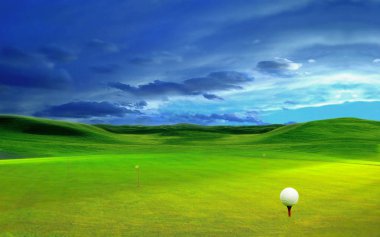 Güzel bir doğal peyzaj tee Golf topu.
