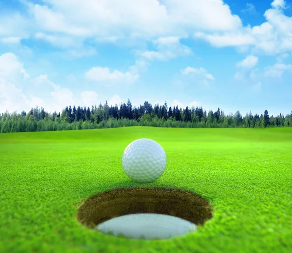 Golfbal Tee Een Prachtig Natuurlandschap — Stockfoto