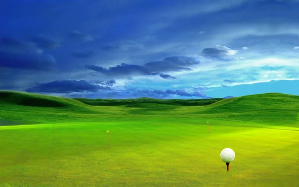 美しい自然景観の中のティーのゴルフ ボール — ストック写真