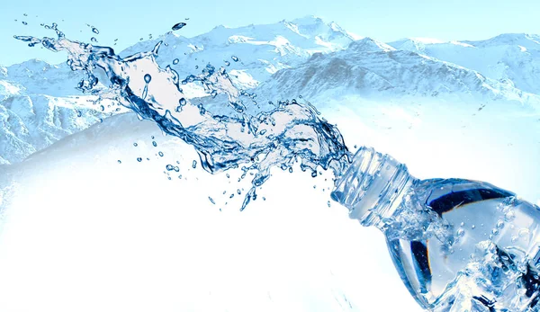 Salpicaduras Agua Botella Agua Plástico Con Ondulación Reflexión —  Fotos de Stock