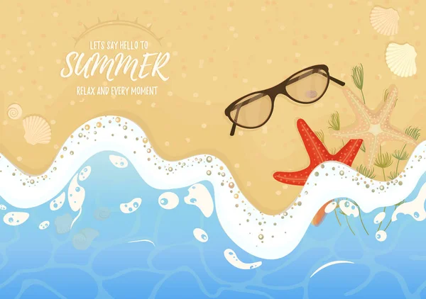 La playa de la orilla del mar con conchas de estrellas de mar, algas y gafas de sol en la playa . — Vector de stock