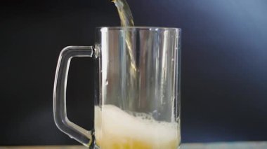 Köpüklü bira bir kupa içine dökülür