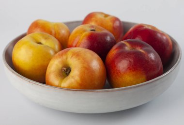 Sulu şeftali bir bej plaka bulunmaktadır.