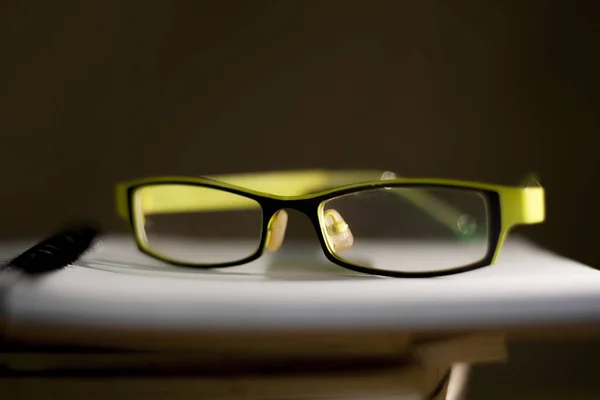 Fehér Könyv Szemüveg — Stock Fotó