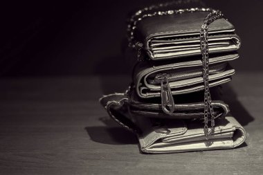 M-cüzdan ahşap bir masa yerleştirilen.