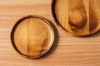 Tabakların ahşap bir masa.