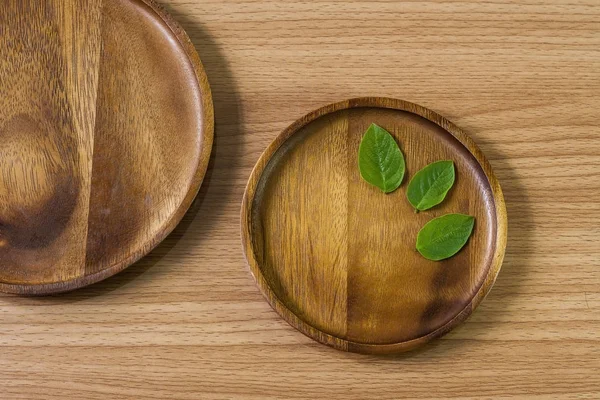 Blätter Auf Einem Holzteller Auf Einem Holztisch — Stockfoto