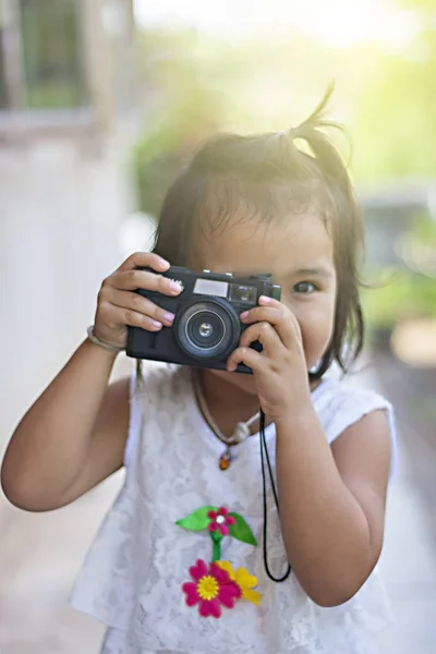 Çocuklar fotoğraf çekerken.