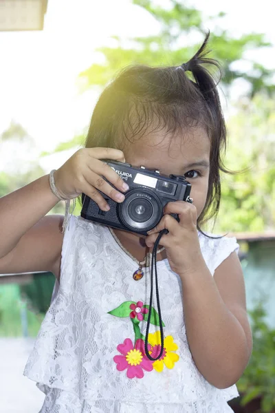 Çocuklar fotoğraf çekerken.