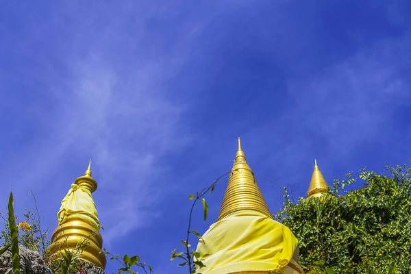 Tepedeki altın pagoda zirvesi.