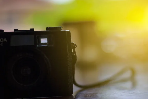 Old Film Camera Facing Morning Light — Stock Photo, Image