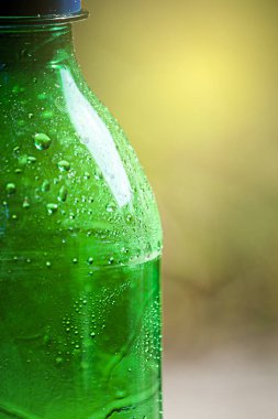 Geri dönüşüm için yeşil plastik şişeler.