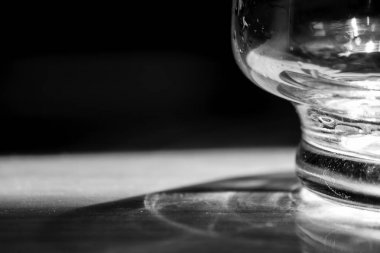 Güneş masaya yerleştirilen camdan parlıyor..