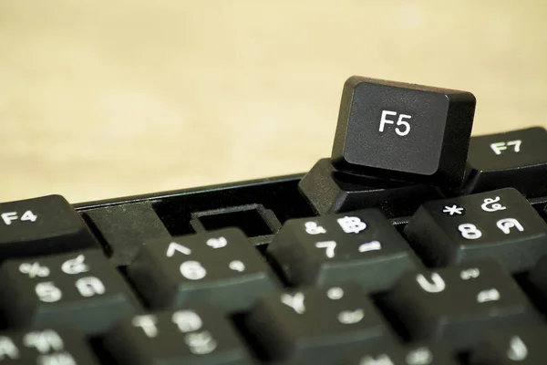 Onarım için F5 düğmesini kaldıran klavye