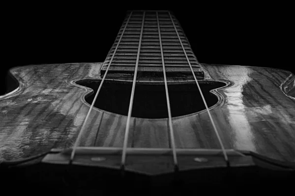Ukulele yerleştirilir ve siyah ve beyaz arka dan görünümü