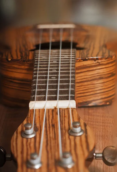 Ukulele Sdraiato Sul Tavolo — Foto Stock