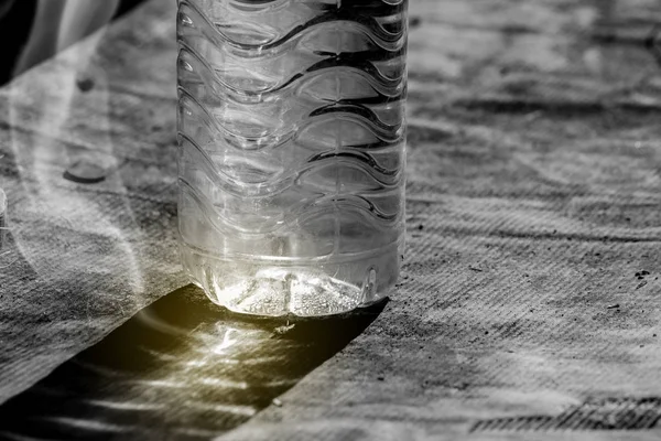 Zon Schijnt Door Een Waterfles Die Licht Schadelijke Combinaties Veroorzaakt — Stockfoto