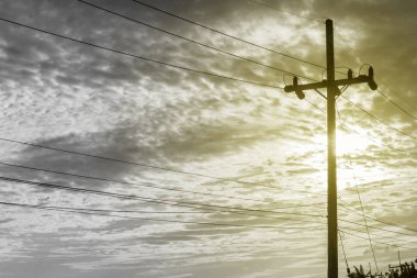 Güzel akşam gökyüzünde elektrik direği