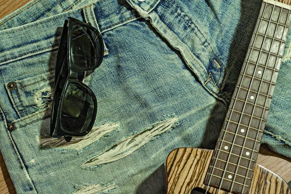 Güneş gözlüğü ve ukulele kot yerleştirilir.