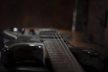 Elektrik gitarlar karanlıkta yatıyordu