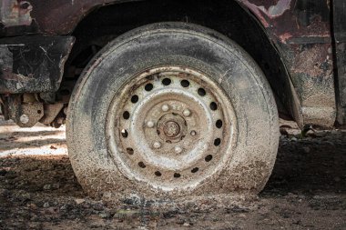 Eski ve kirli araba tekerlekleri