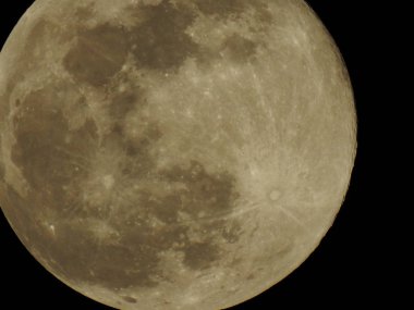           La super lune du 19 fevrier 2019 dans le ciel d 'Aquitaine