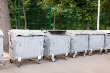 Büyük metal çöp konteyneri üzerinde üst üste sokak ayakta dolu